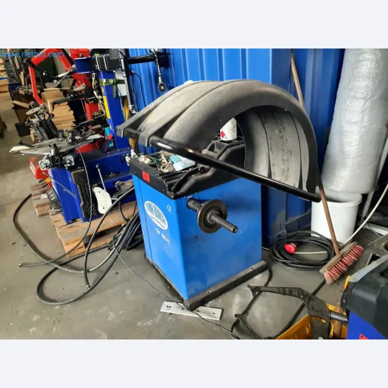 Liquidación de almacén de una empresa de servicios, vehículos, equipos de almacén-9