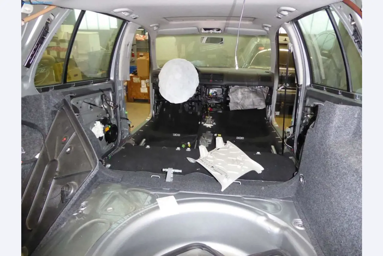 Magazijnliquidatie van een dienstverlenend bedrijf, voertuigen, magazijnuitrusting-11