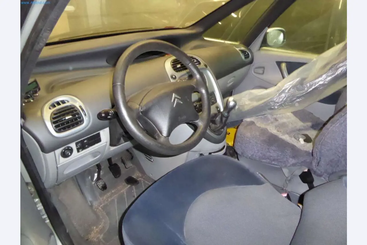 Magazijnliquidatie van een dienstverlenend bedrijf, voertuigen, magazijnuitrusting-17