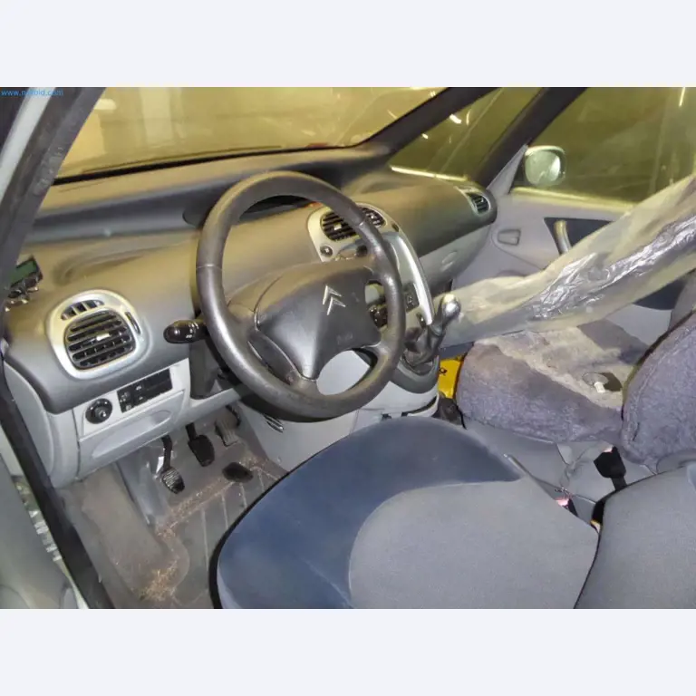 Magazijnliquidatie van een dienstverlenend bedrijf, voertuigen, magazijnuitrusting-17