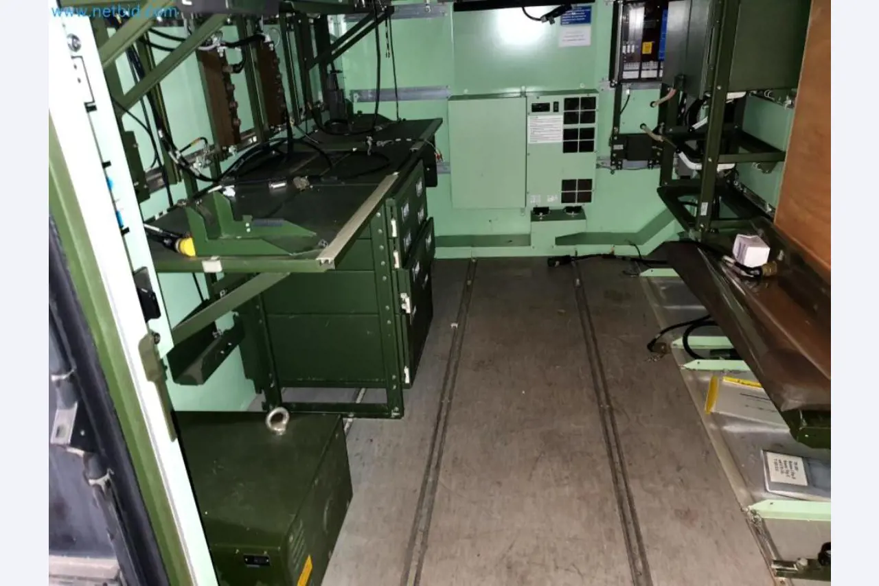 Likwidacja magazynu firmy usługowej, pojazdy, wyposażenie magazynu-12