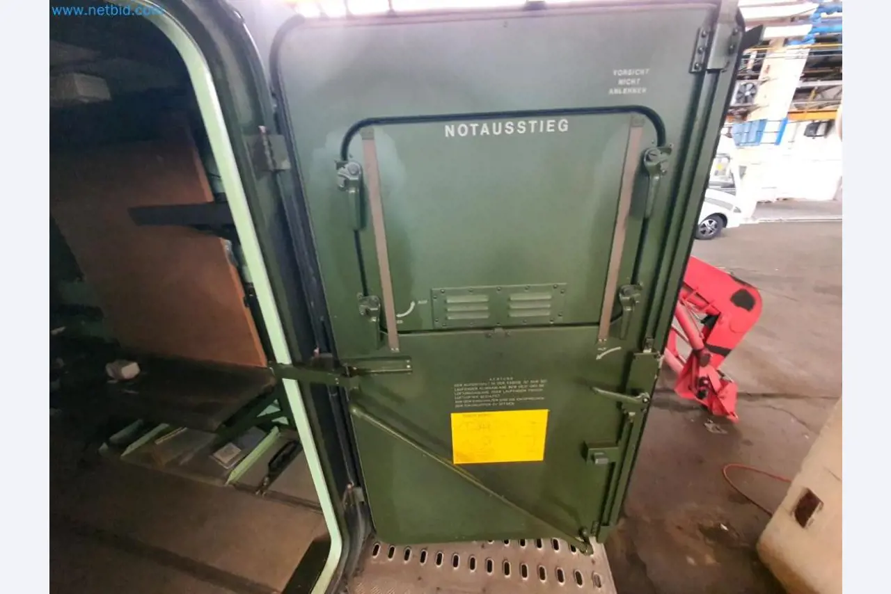 Likwidacja magazynu firmy usługowej, pojazdy, wyposażenie magazynu-16