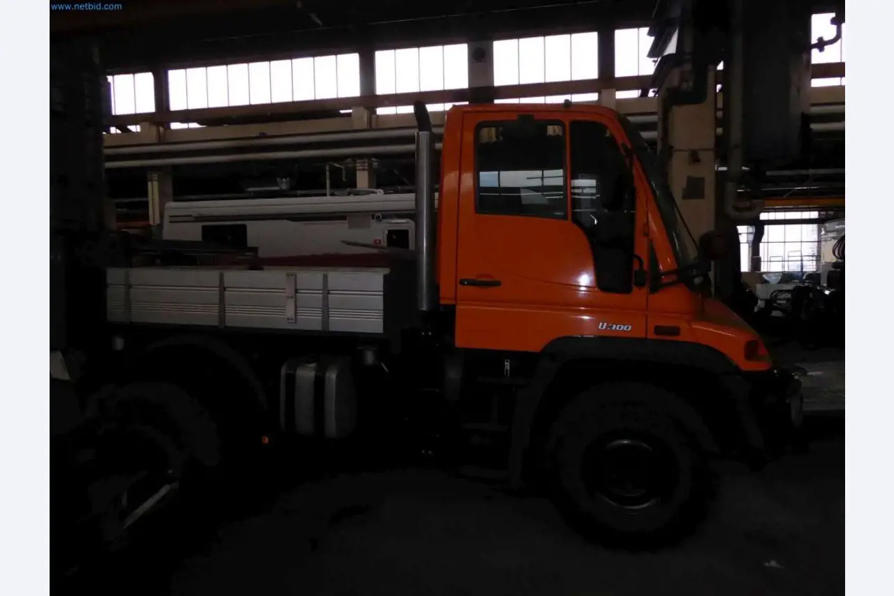 Likwidacja magazynu firmy usługowej, pojazdy, wyposażenie magazynu-4