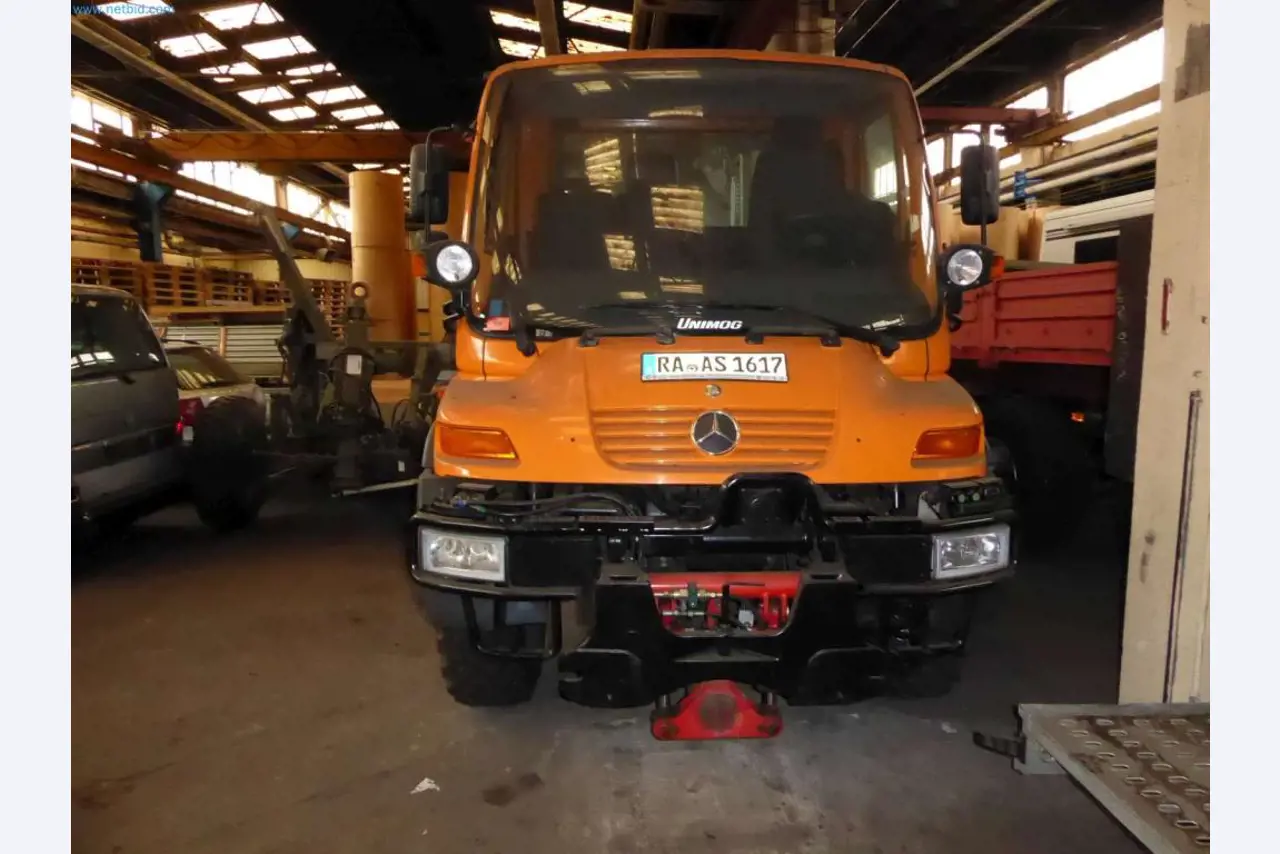 Likwidacja magazynu firmy usługowej, pojazdy, wyposażenie magazynu-5