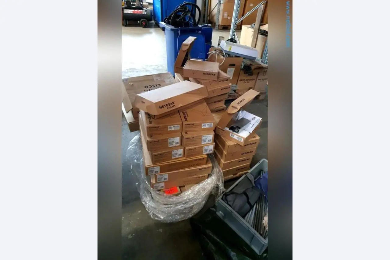 Magazijnliquidatie van een dienstverlenend bedrijf, voertuigen, magazijnuitrusting-1