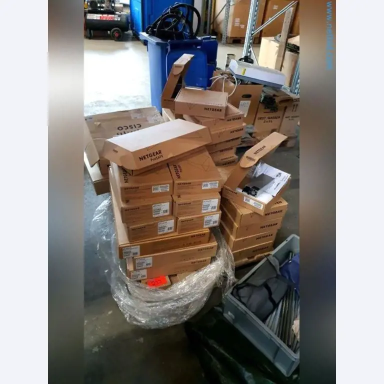 Magazijnliquidatie van een dienstverlenend bedrijf, voertuigen, magazijnuitrusting-1