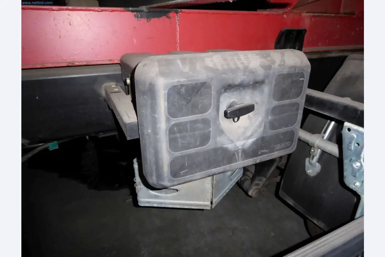 Liquidación de almacén de una empresa de servicios, vehículos, equipos de almacén-2