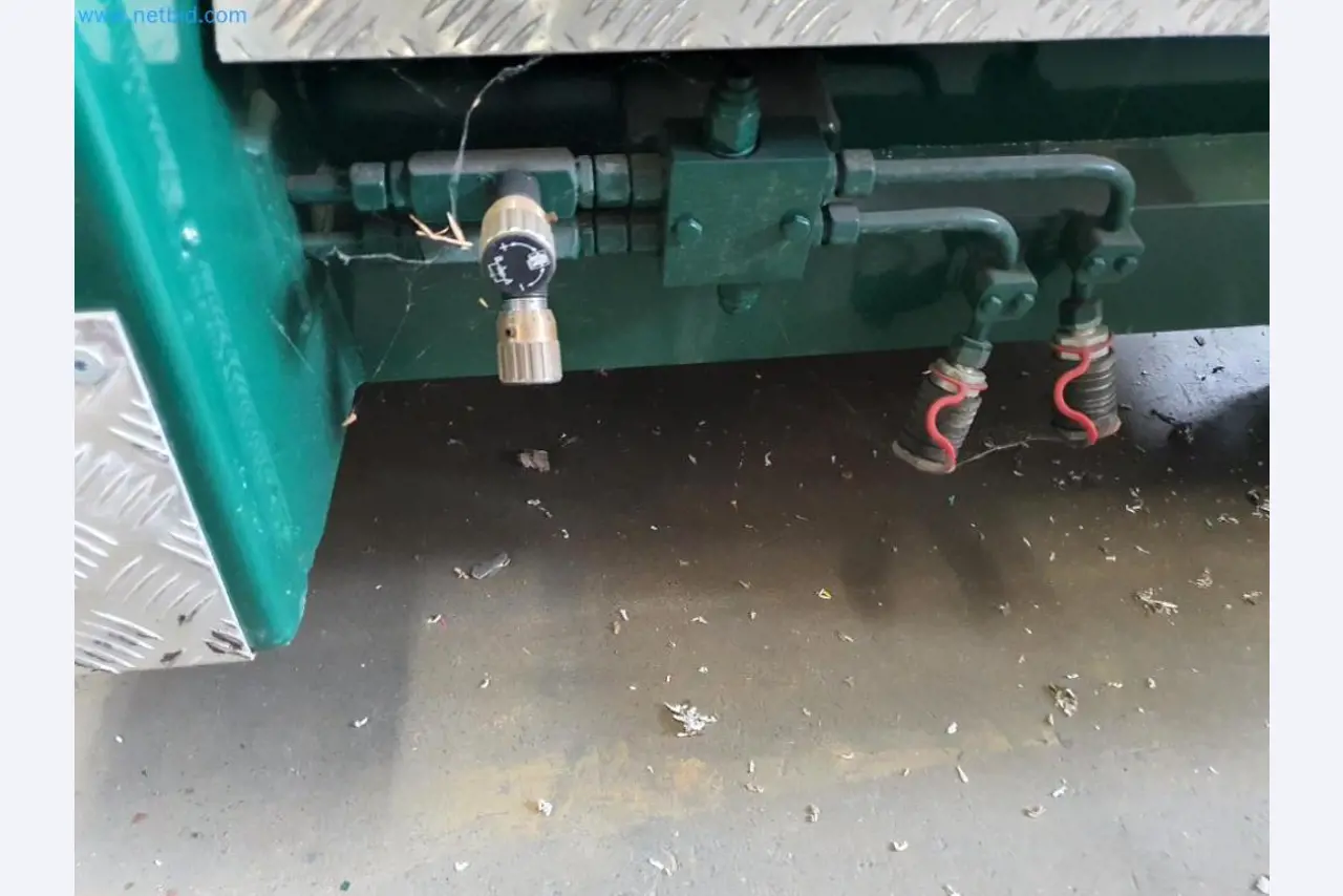 Magazijnliquidatie van een dienstverlenend bedrijf, voertuigen, magazijnuitrusting-5