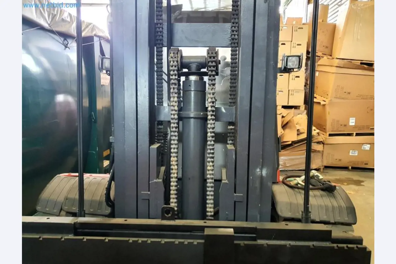 Liquidación de almacén de una empresa de servicios, vehículos, equipos de almacén-13