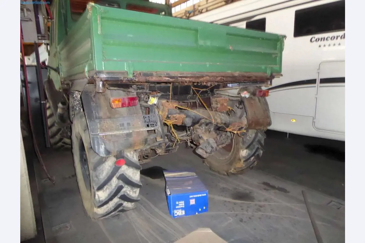 Magazijnliquidatie van een dienstverlenend bedrijf, voertuigen, magazijnuitrusting-12