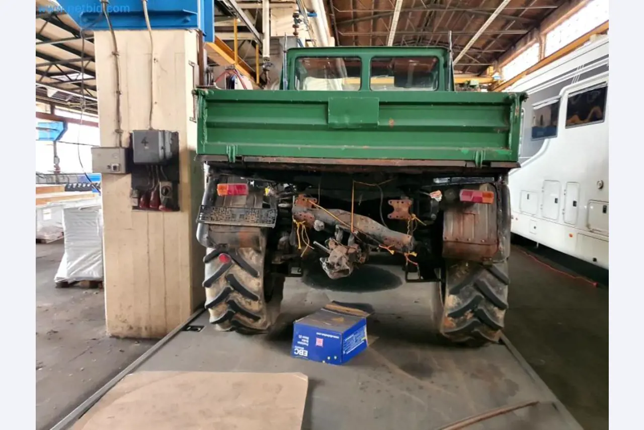 Magazijnliquidatie van een dienstverlenend bedrijf, voertuigen, magazijnuitrusting-21