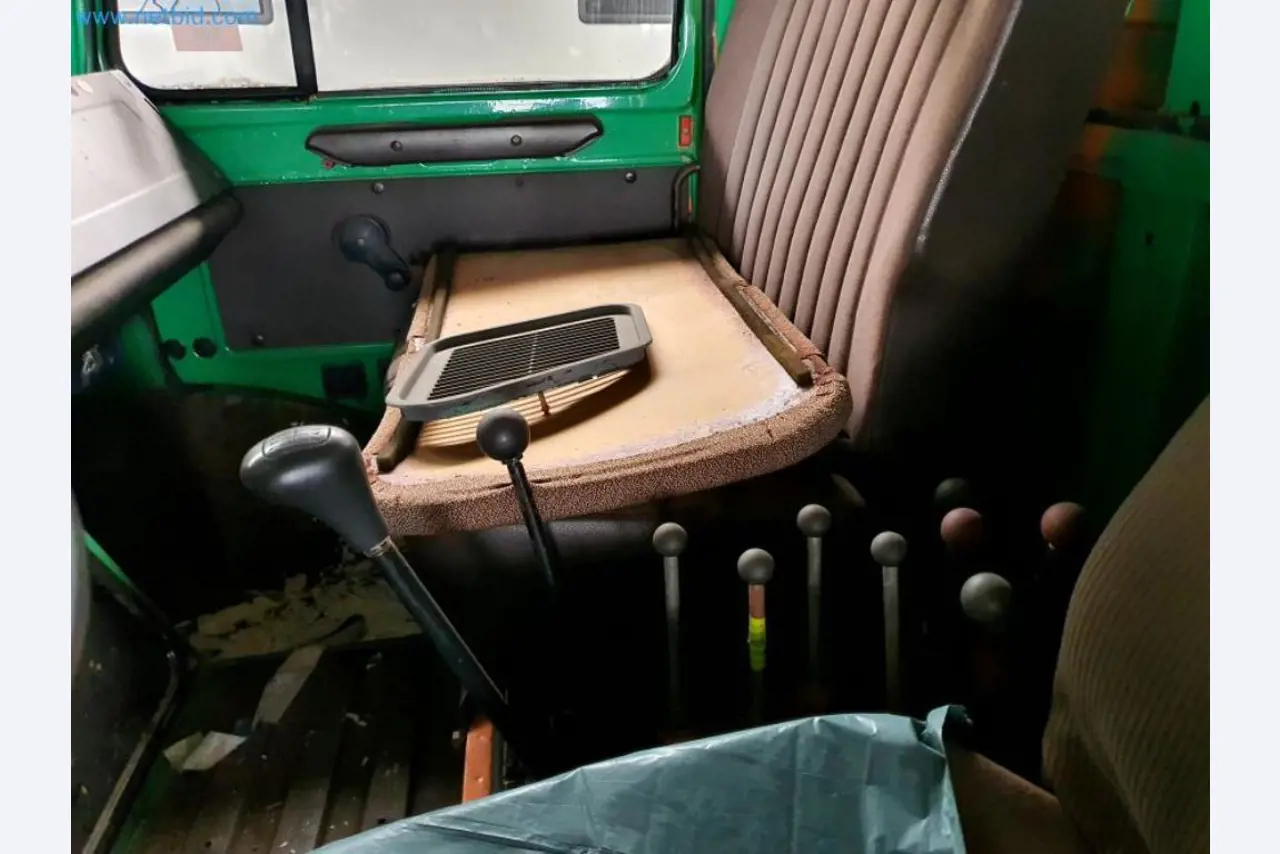 Magazijnliquidatie van een dienstverlenend bedrijf, voertuigen, magazijnuitrusting-26