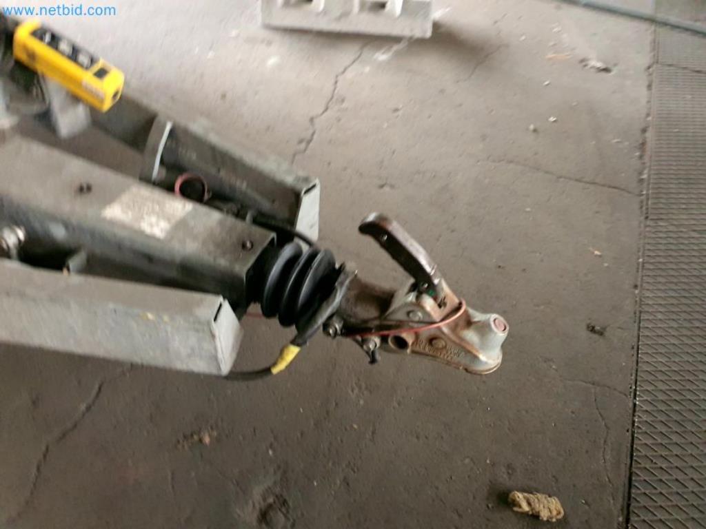 Likwidacja magazynu firmy usługowej, pojazdy, wyposażenie magazynu-9