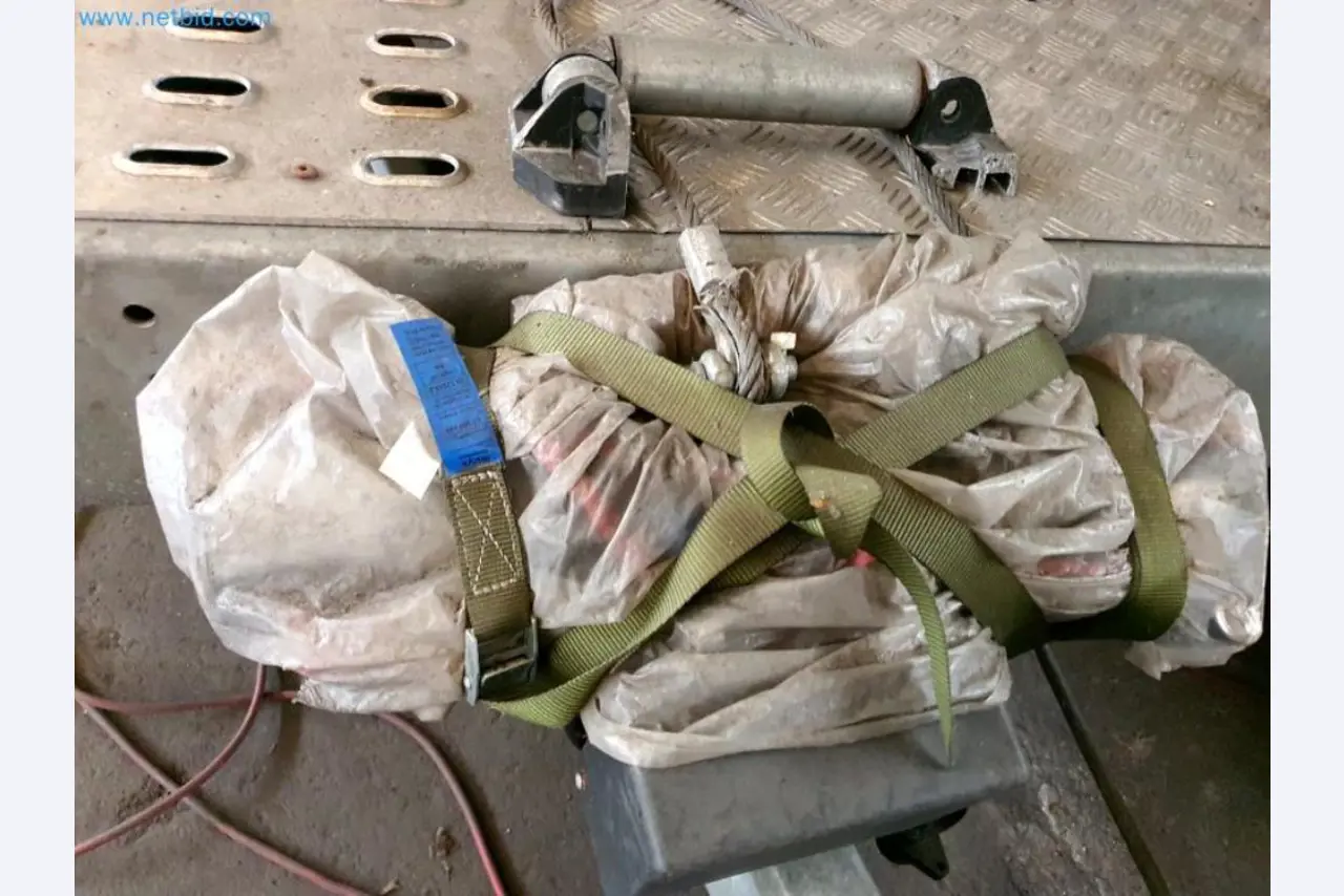 Magazijnliquidatie van een dienstverlenend bedrijf, voertuigen, magazijnuitrusting-13