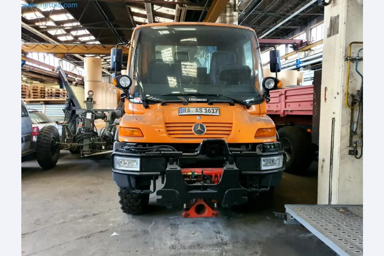 Likwidacja magazynu firmy usługowej, pojazdy, wyposażenie magazynu-12