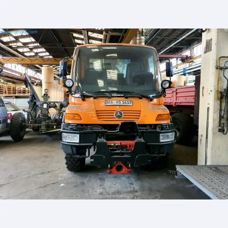 Likwidacja magazynu firmy usługowej, pojazdy, wyposażenie magazynu-12