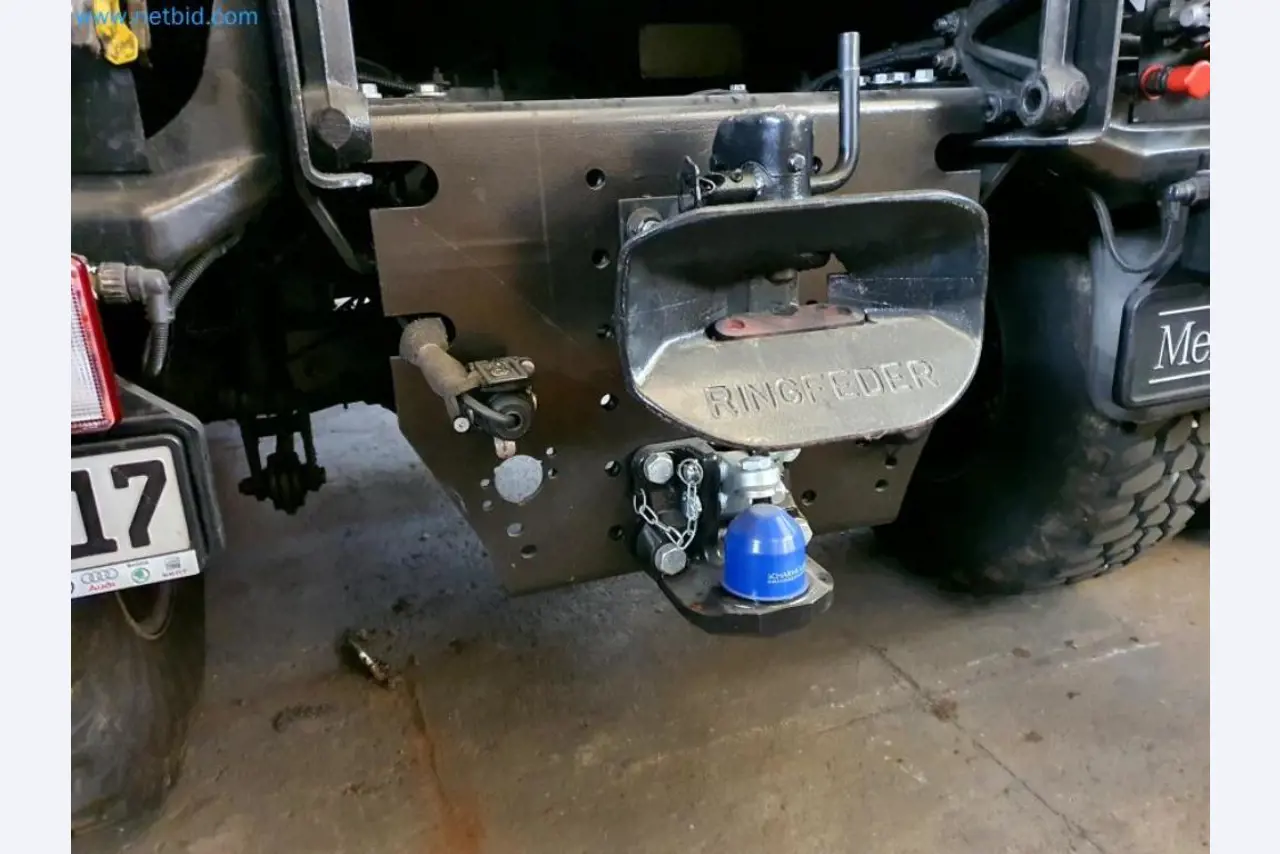 Likwidacja magazynu firmy usługowej, pojazdy, wyposażenie magazynu-17