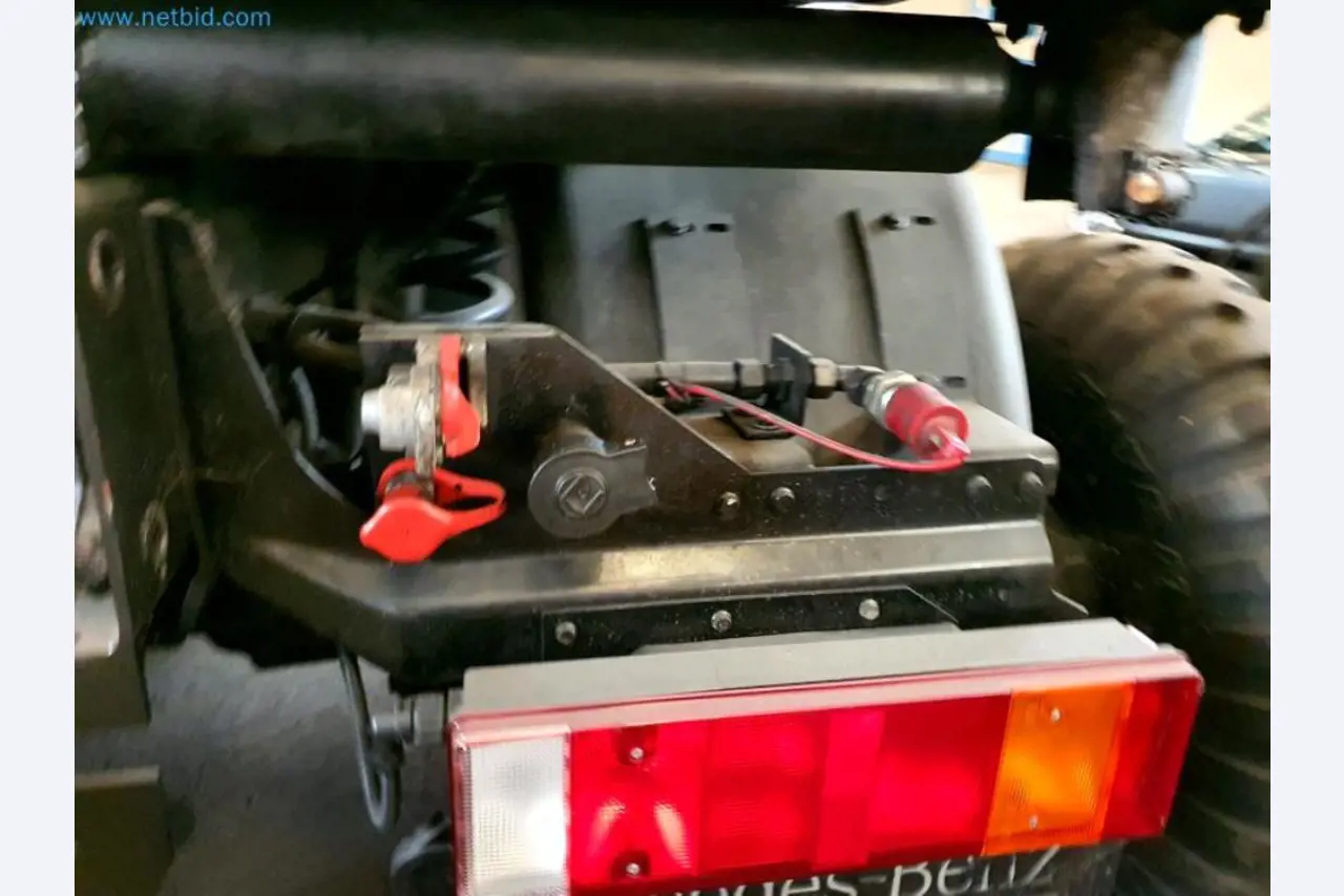 Likwidacja magazynu firmy usługowej, pojazdy, wyposażenie magazynu-20