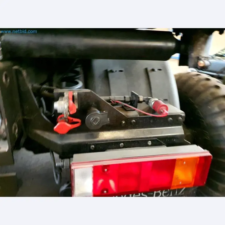 Likwidacja magazynu firmy usługowej, pojazdy, wyposażenie magazynu-20