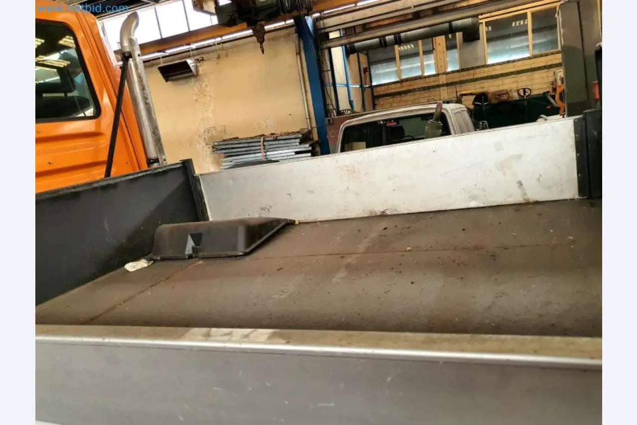 Likwidacja magazynu firmy usługowej, pojazdy, wyposażenie magazynu-23