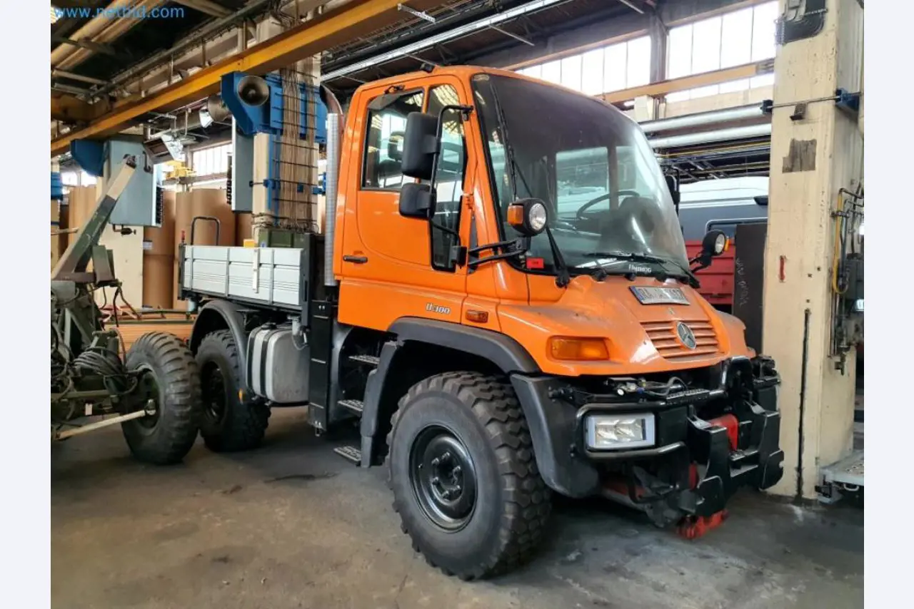 Likwidacja magazynu firmy usługowej, pojazdy, wyposażenie magazynu-27