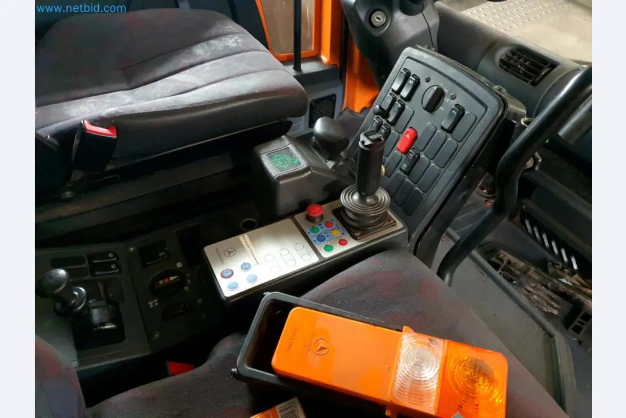 Likwidacja magazynu firmy usługowej, pojazdy, wyposażenie magazynu-31