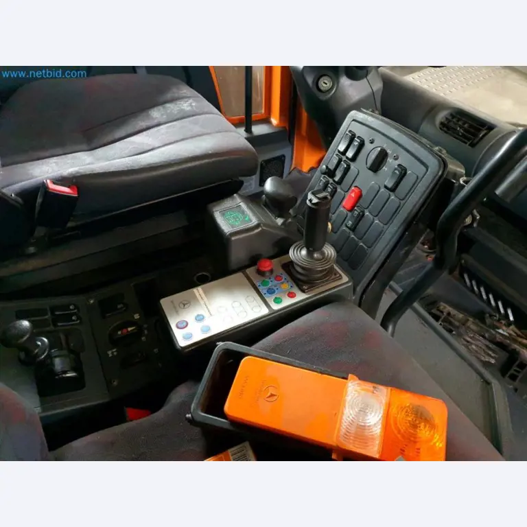 Likwidacja magazynu firmy usługowej, pojazdy, wyposażenie magazynu-31