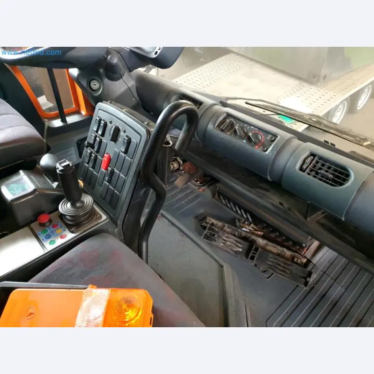 Likwidacja magazynu firmy usługowej, pojazdy, wyposażenie magazynu-32