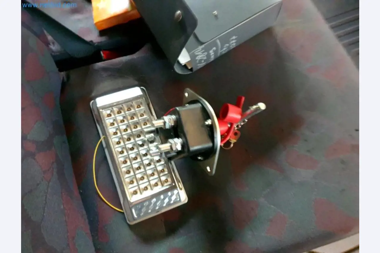 Likwidacja magazynu firmy usługowej, pojazdy, wyposażenie magazynu-33