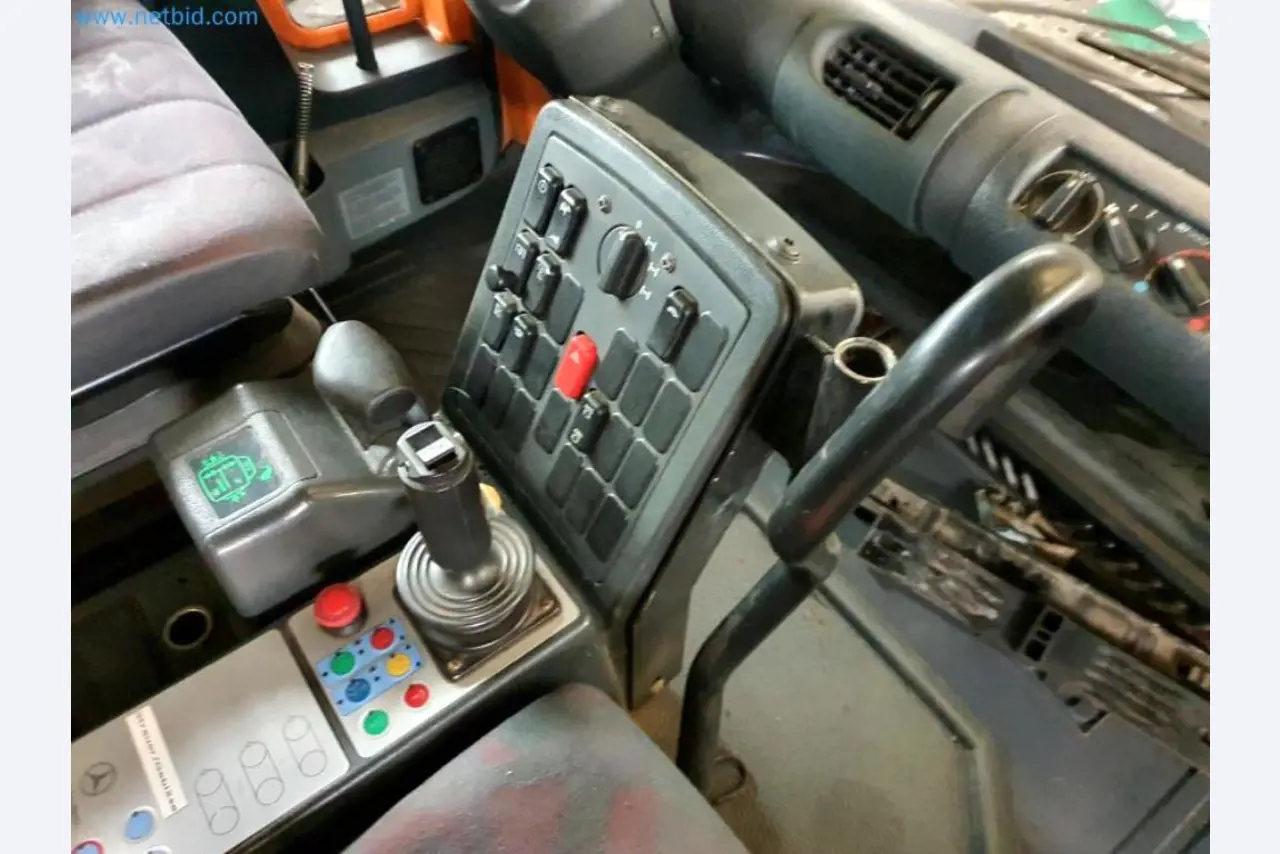 Likwidacja magazynu firmy usługowej, pojazdy, wyposażenie magazynu-34