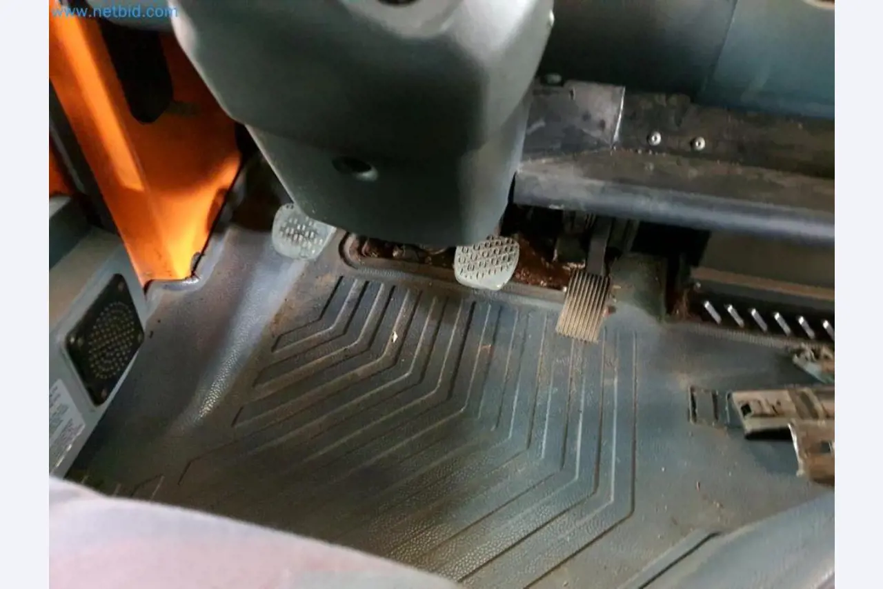 Likwidacja magazynu firmy usługowej, pojazdy, wyposażenie magazynu-36