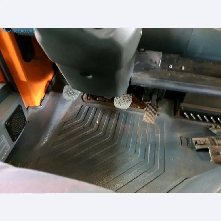 Likwidacja magazynu firmy usługowej, pojazdy, wyposażenie magazynu-36