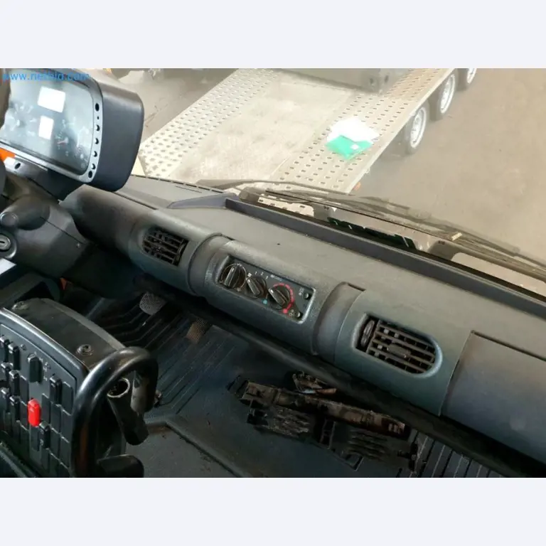 Likwidacja magazynu firmy usługowej, pojazdy, wyposażenie magazynu-38