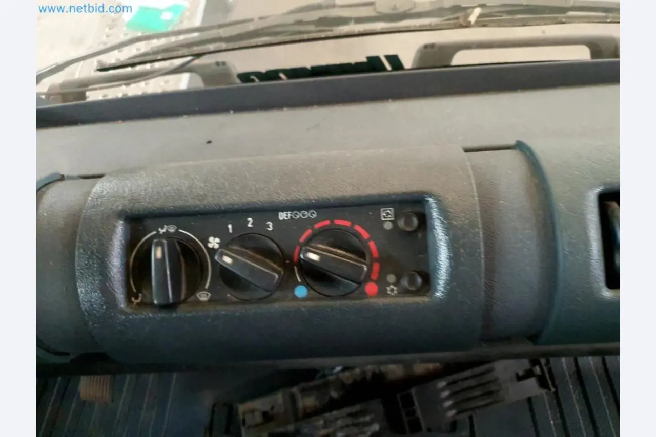 Likwidacja magazynu firmy usługowej, pojazdy, wyposażenie magazynu-39