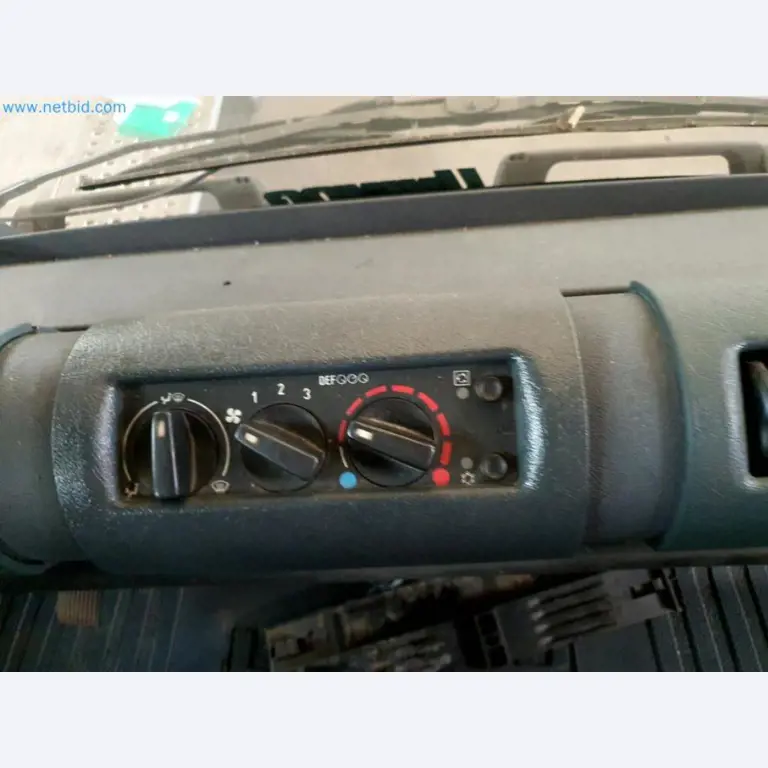 Likwidacja magazynu firmy usługowej, pojazdy, wyposażenie magazynu-39