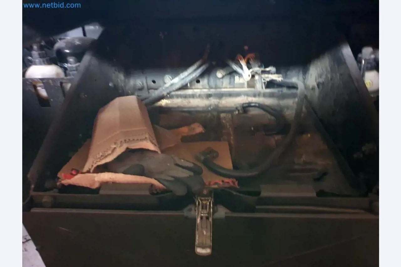 Likwidacja magazynu firmy usługowej, pojazdy, wyposażenie magazynu-40