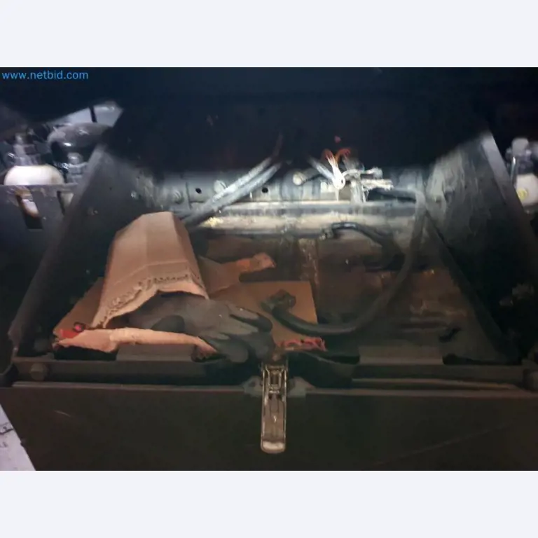 Likwidacja magazynu firmy usługowej, pojazdy, wyposażenie magazynu-40