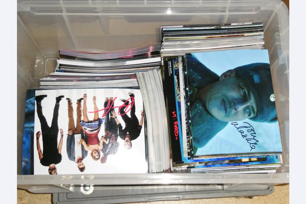 Autograph cards from film and series actors-4