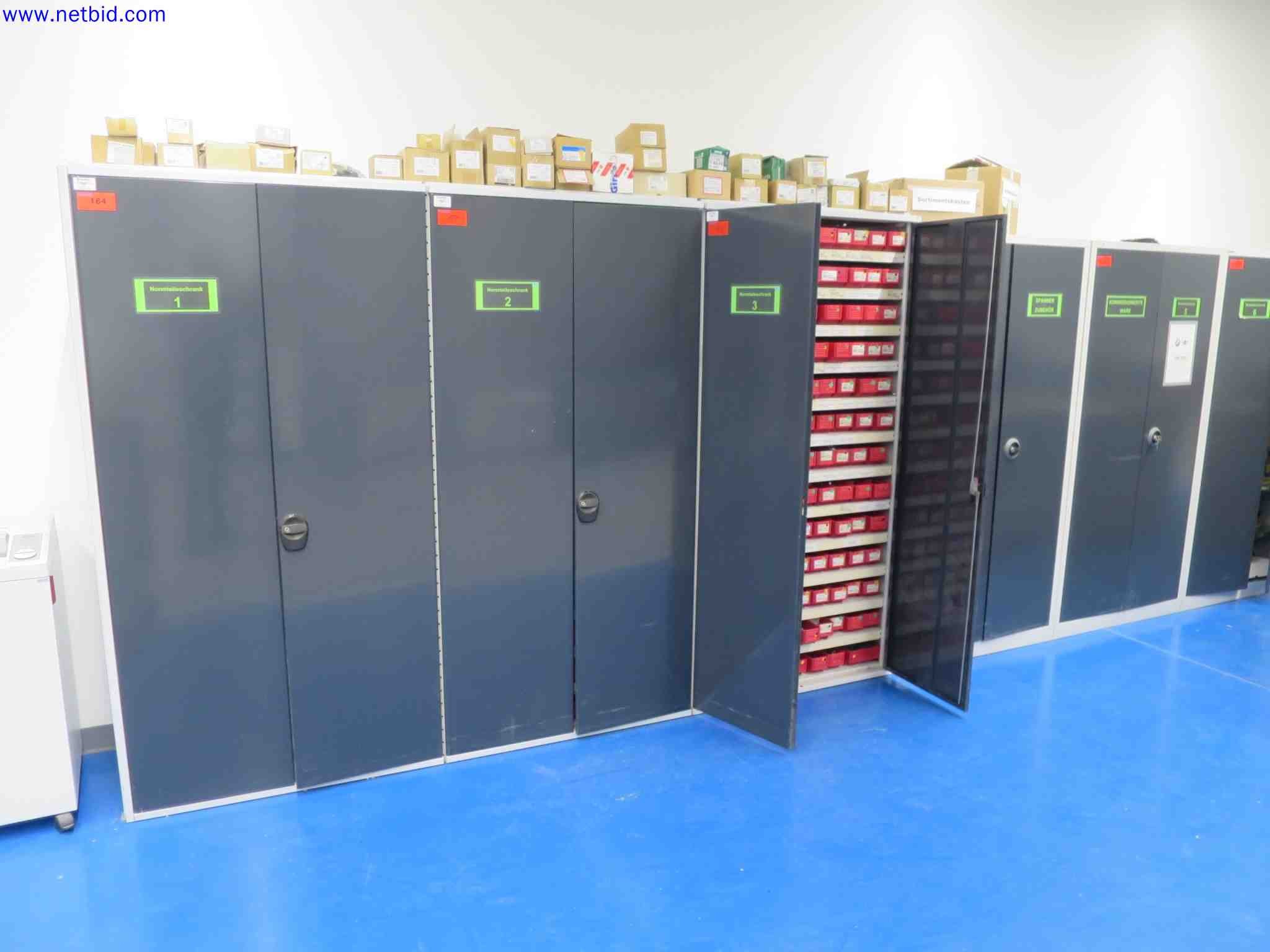Dobrze utrzymane maszyny CNC do produkcji precyzyjnych elementów metalowych-1
