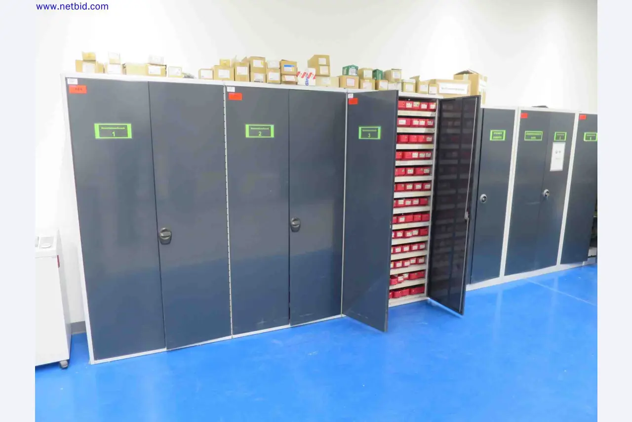 Dobrze utrzymane maszyny CNC do produkcji precyzyjnych elementów metalowych-1