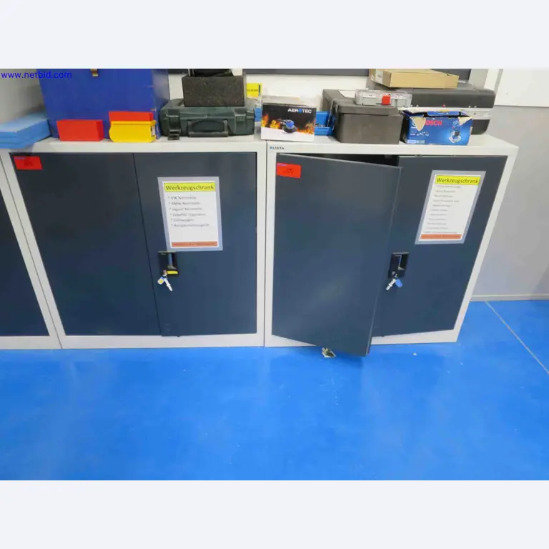 Dobrze utrzymane maszyny CNC do produkcji precyzyjnych elementów metalowych-2