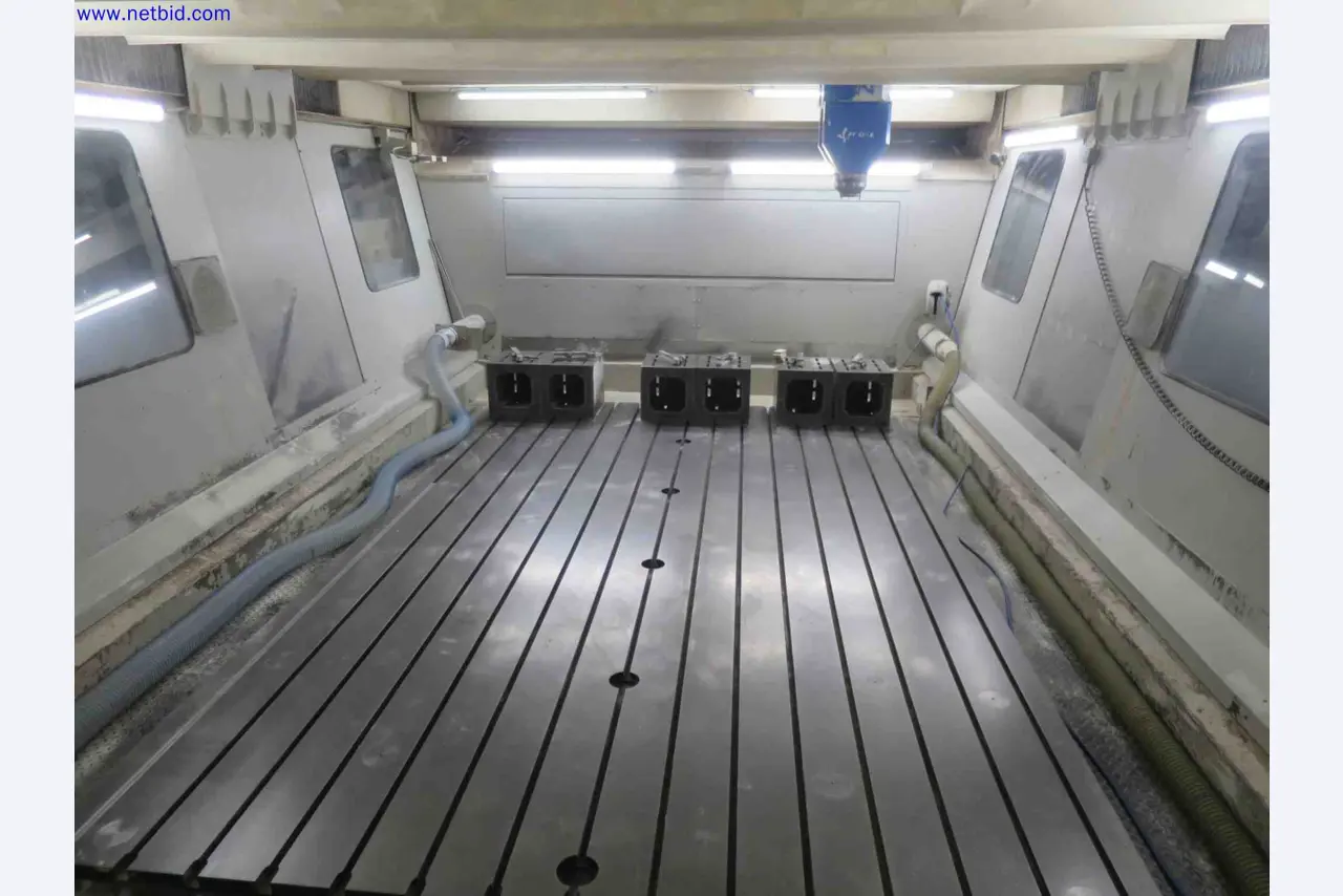Machines CNC bien entretenues destinées à la fabrication de pièces métalliques de précision-4