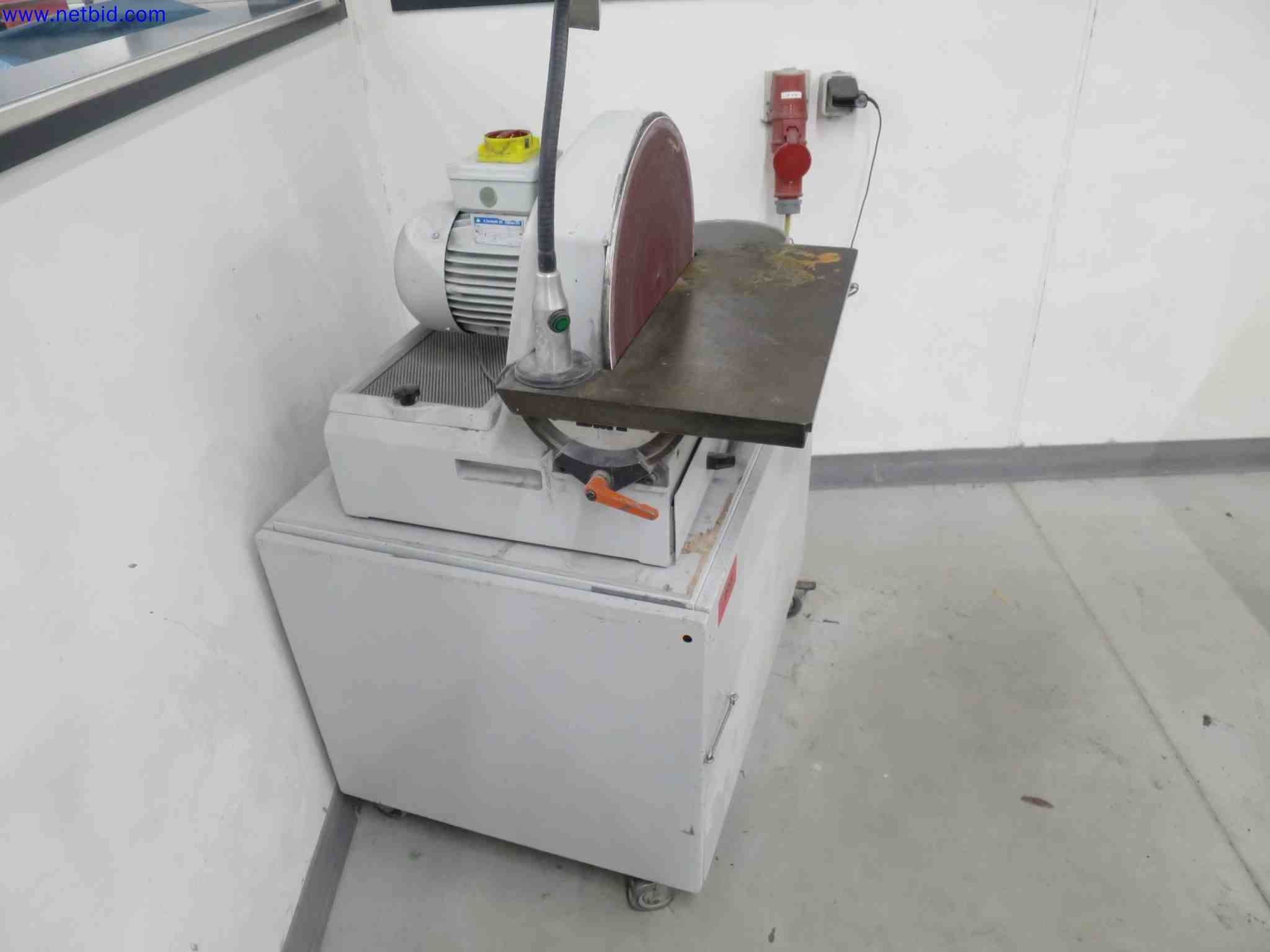 Machines CNC bien entretenues destinées à la fabrication de pièces métalliques de précision-2