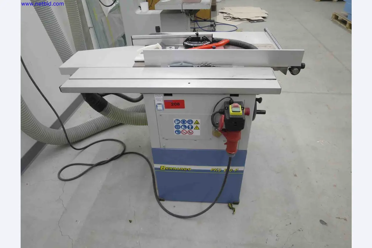 Machines CNC bien entretenues destinées à la fabrication de pièces métalliques de précision-1