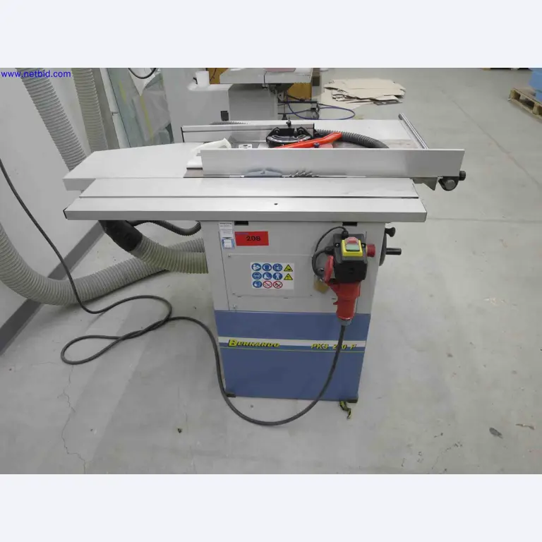 Machines CNC bien entretenues destinées à la fabrication de pièces métalliques de précision-1