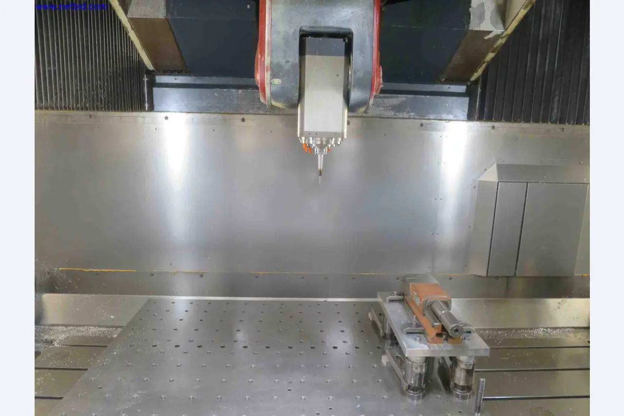 Machines CNC bien entretenues destinées à la fabrication de pièces métalliques de précision-3