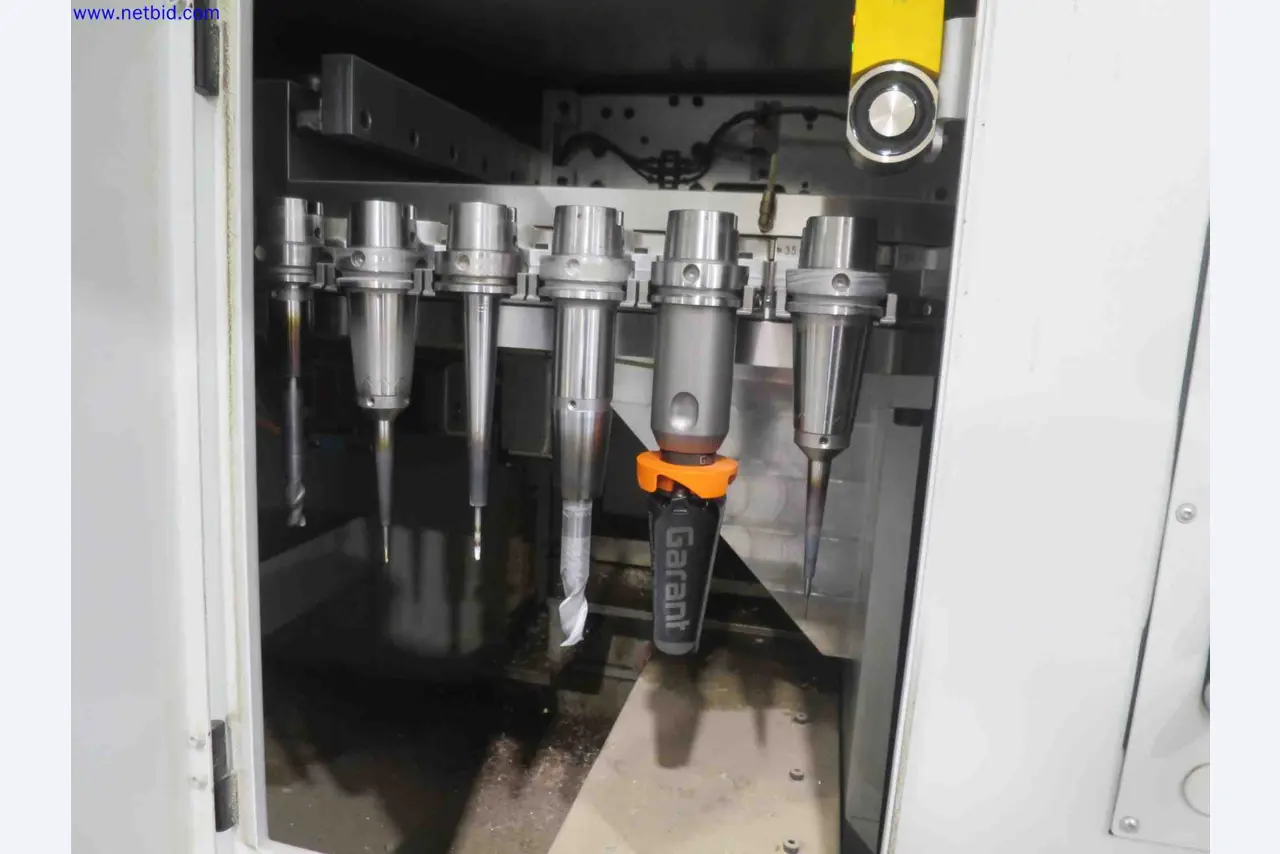 Machines CNC bien entretenues destinées à la fabrication de pièces métalliques de précision-11