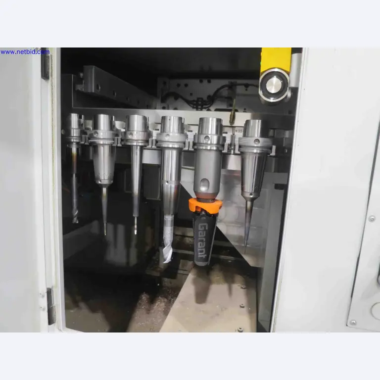 Machines CNC bien entretenues destinées à la fabrication de pièces métalliques de précision-11