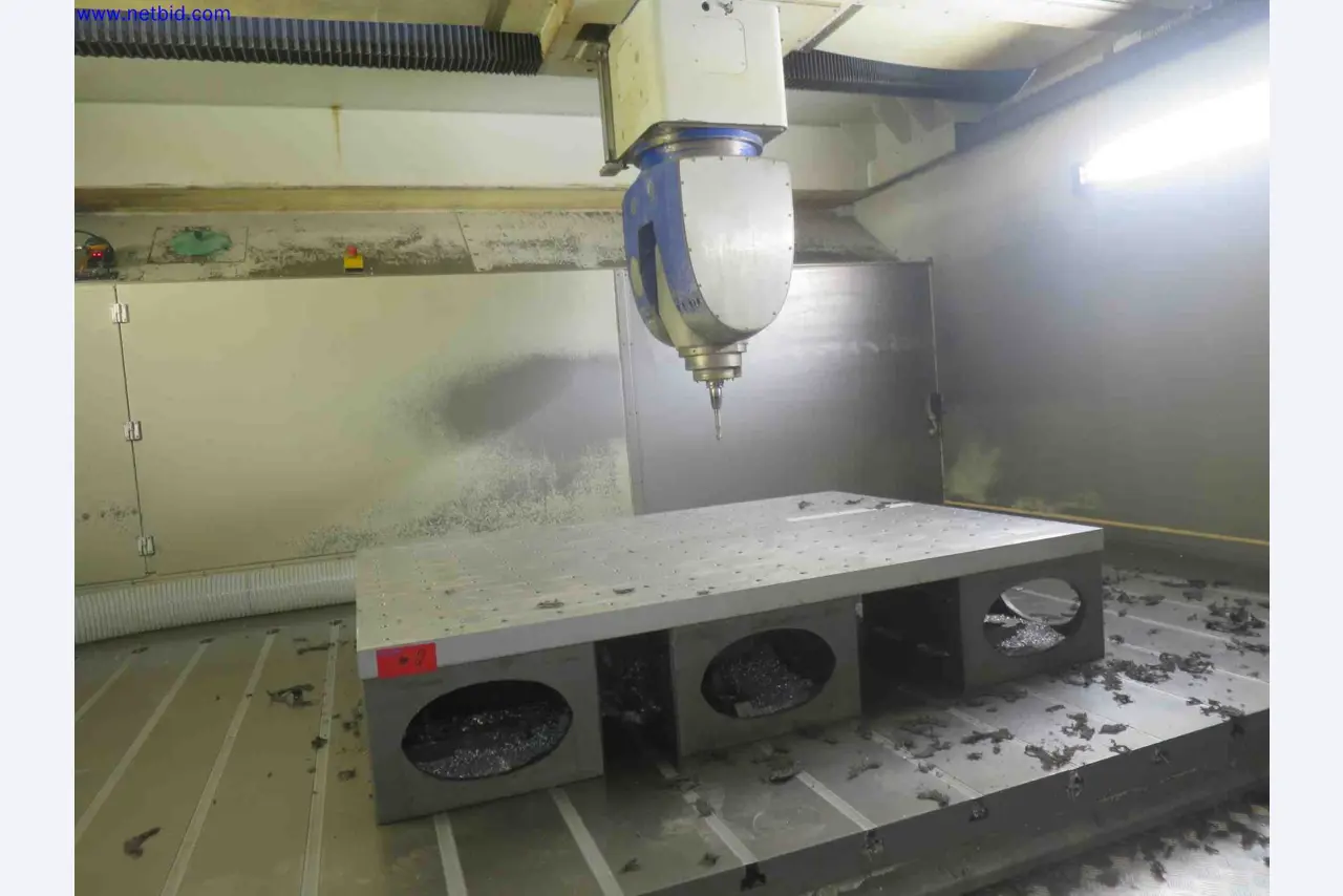 Machines CNC bien entretenues destinées à la fabrication de pièces métalliques de précision-4