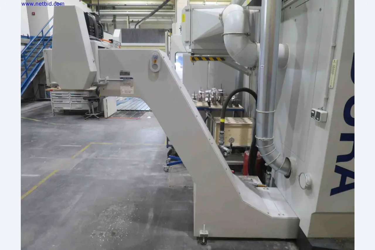 Machines CNC bien entretenues destinées à la fabrication de pièces métalliques de précision-8